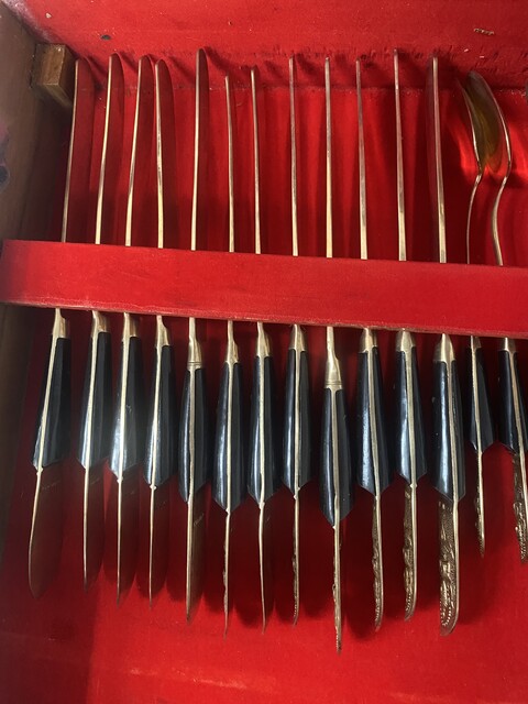 Ménagère Thaïlandaise en métal dans son écrin manufacture LIN YH . XX siècle .