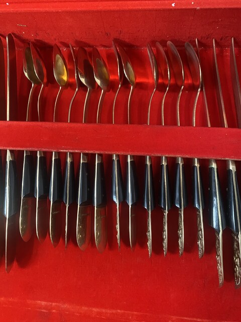 Ménagère Thaïlandaise en métal dans son écrin manufacture LIN YH . XX siècle .