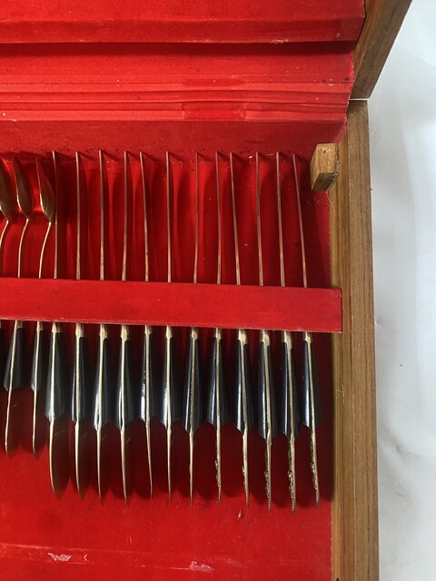 Ménagère Thaïlandaise en métal dans son écrin manufacture LIN YH . XX siècle .