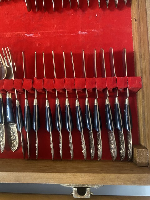 Ménagère Thaïlandaise en métal dans son écrin manufacture LIN YH . XX siècle .