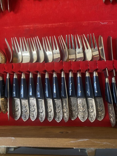 Ménagère Thaïlandaise en métal dans son écrin manufacture LIN YH . XX siècle .