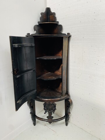 Meuble d'angle arrondie à décor d'une peinture religieuse base bois .XIX siècle.