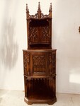meuble d'angle de style gothique d'apparat en chêne massif sculpté. XX siècle.
