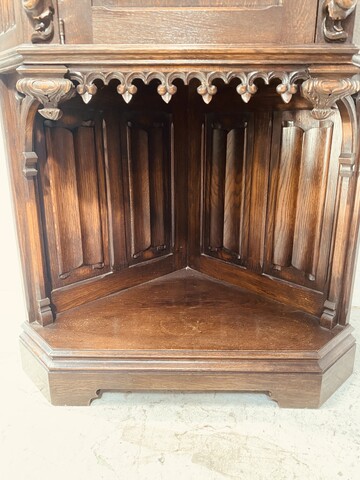 meuble d'angle de style gothique d'apparat en chêne massif sculpté. XX siècle.