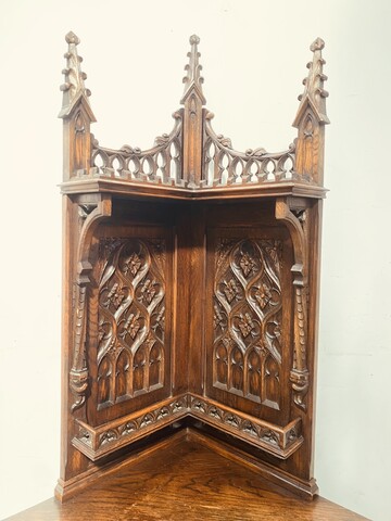 meuble d'angle de style gothique d'apparat en chêne massif sculpté. XX siècle.