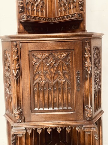 meuble d'angle de style gothique d'apparat en chêne massif sculpté. XX siècle.