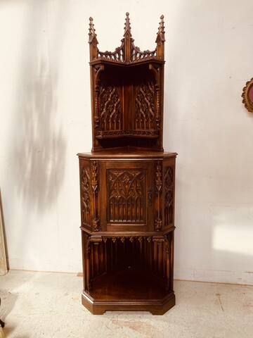 meuble d'angle de style gothique d'apparat en chêne massif sculpté. XX siècle.