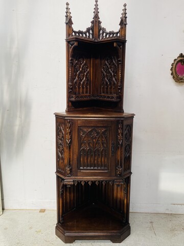 meuble d'angle de style gothique d'apparat en chêne massif sculpté. XX siècle.
