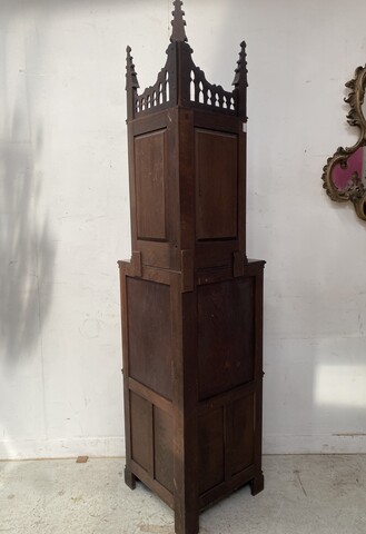 meuble d'angle de style gothique d'apparat en chêne massif sculpté. XX siècle.