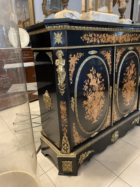 meuble d'apparat époque Napoléon III en marqueterie de bois clair . XIX siècle .