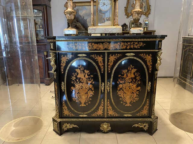 meuble d'apparat époque Napoléon III en marqueterie de bois clair . XIX siècle .