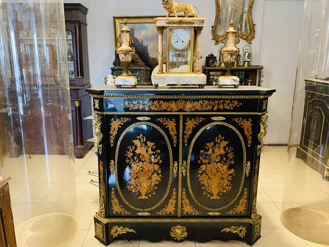 meuble d'apparat époque Napoléon III en marqueterie de bois clair . XIX siècle .