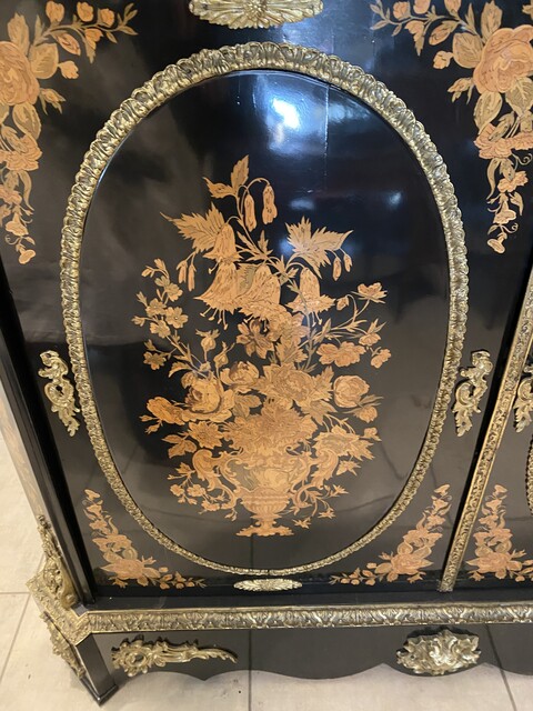 meuble d'apparat époque Napoléon III en marqueterie de bois clair . XIX siècle .
