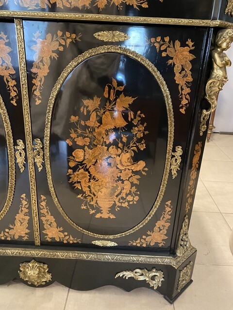 meuble d'apparat époque Napoléon III en marqueterie de bois clair . XIX siècle .