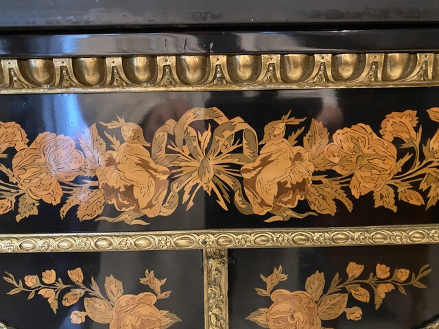 meuble d'apparat époque Napoléon III en marqueterie de bois clair . XIX siècle .