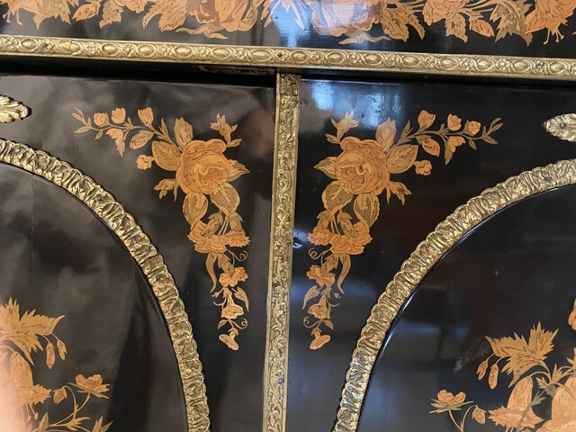 meuble d'apparat époque Napoléon III en marqueterie de bois clair . XIX siècle .