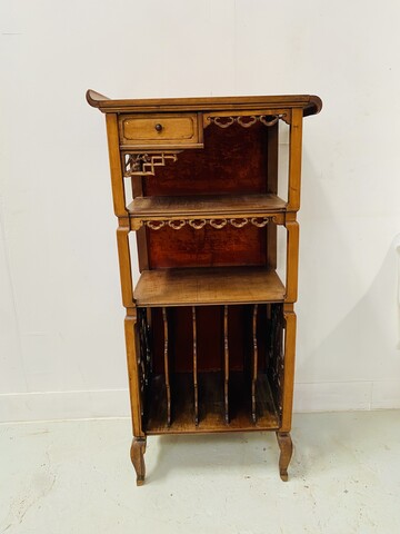 meuble d'appoint japonisant art déco formant casier à musique . XX siècle .