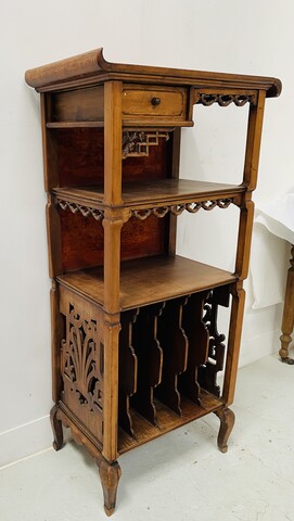 meuble d'appoint japonisant art déco formant casier à musique . XX siècle .