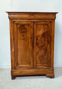 meuble Louis Philippe deux portes un tiroir en noyer massif . XX siècle .