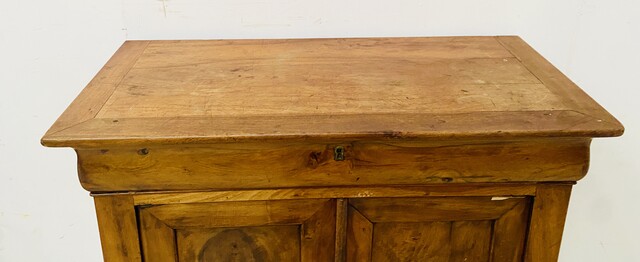 meuble Louis Philippe deux portes un tiroir en noyer massif . XX siècle .