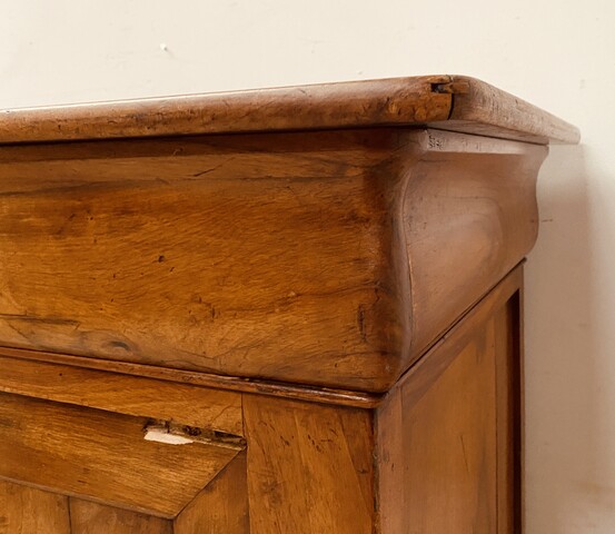 meuble Louis Philippe deux portes un tiroir en noyer massif . XX siècle .