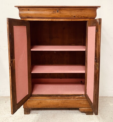 meuble Louis Philippe deux portes un tiroir en noyer massif . XX siècle .