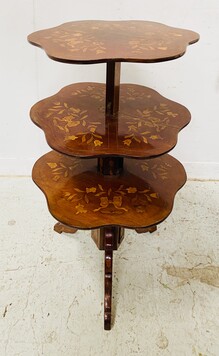 meuble serviteur à triple plateaux amovible marqueterie de fleurs . XIX siècle .