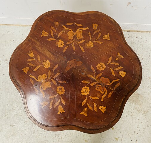 meuble serviteur à triple plateaux amovible marqueterie de fleurs . XIX siècle .