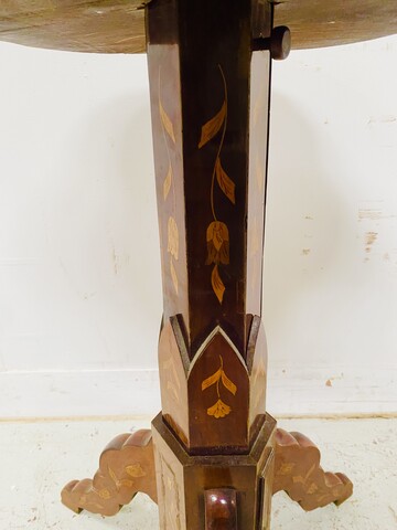 meuble serviteur à triple plateaux amovible marqueterie de fleurs . XIX siècle .