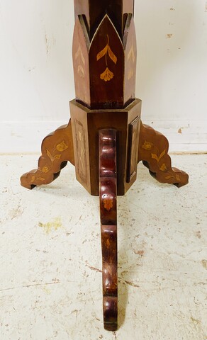 meuble serviteur à triple plateaux amovible marqueterie de fleurs . XIX siècle .