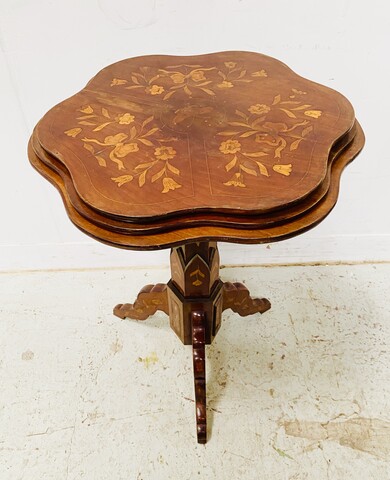 meuble serviteur à triple plateaux amovible marqueterie de fleurs . XIX siècle .