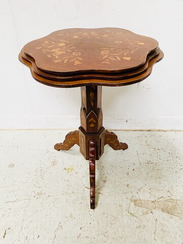 meuble serviteur à triple plateaux amovible marqueterie de fleurs . XIX siècle .