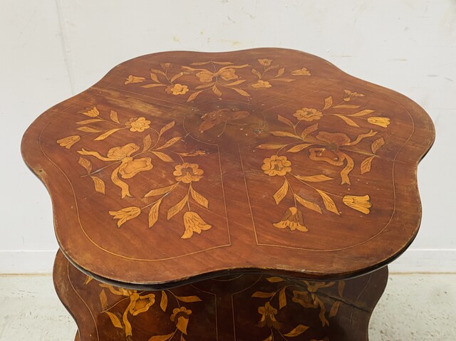 meuble serviteur à triple plateaux amovible marqueterie de fleurs . XIX siècle .