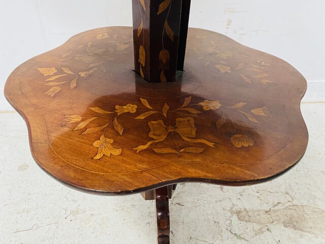 meuble serviteur à triple plateaux amovible marqueterie de fleurs . XIX siècle .