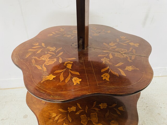 meuble serviteur à triple plateaux amovible marqueterie de fleurs . XIX siècle .