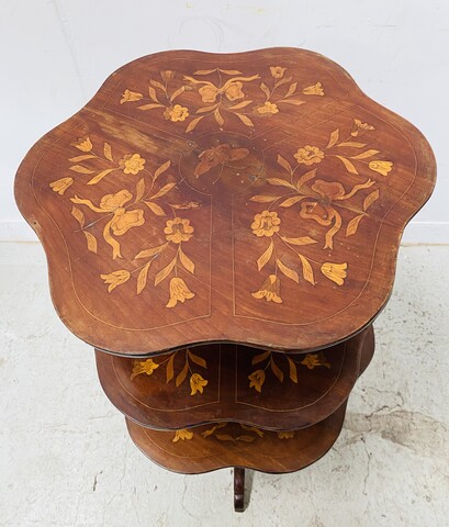 meuble serviteur à triple plateaux amovible marqueterie de fleurs . XIX siècle .