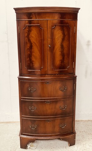 meuble victoria deux corps en acajou formant commode . XX siècle .