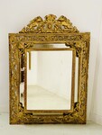 miroir bois doré à pare clause en bois stuqué doré miroir biseauté . XIX siècle.