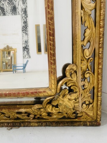 miroir bois doré à pare clause en bois stuqué doré miroir biseauté . XIX siècle.