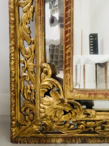 miroir bois doré à pare clause en bois stuqué doré miroir biseauté . XIX siècle.