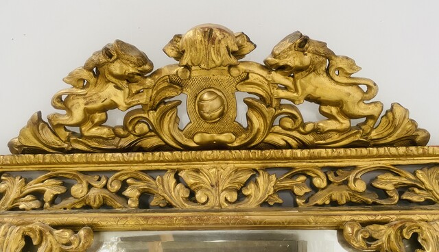 miroir bois doré à pare clause en bois stuqué doré miroir biseauté . XIX siècle.