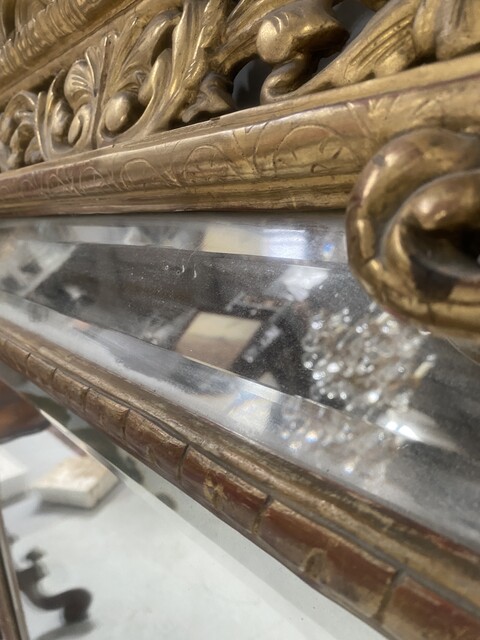 miroir bois doré à pare clause en bois stuqué doré miroir biseauté . XIX siècle.