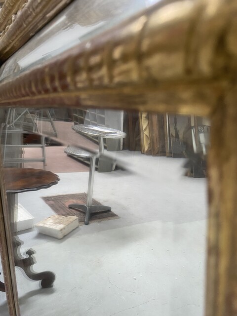 miroir bois doré à pare clause en bois stuqué doré miroir biseauté . XIX siècle.