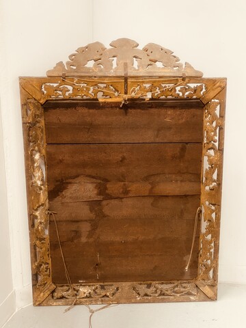 miroir bois doré à pare clause en bois stuqué doré miroir biseauté . XIX siècle.