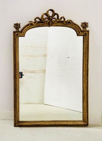 Miroir de style Louis XVI en bois et stuc doré fond miroir en sapin . XX siècle.