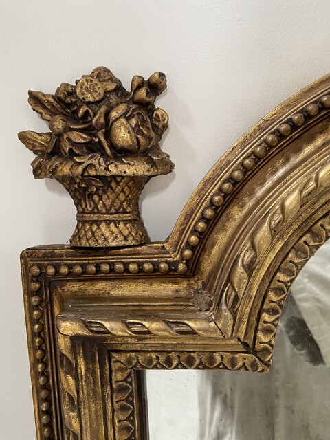 Miroir de style Louis XVI en bois et stuc doré fond miroir en sapin . XX siècle.