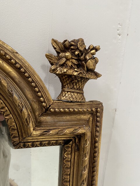 Miroir de style Louis XVI en bois et stuc doré fond miroir en sapin . XX siècle.