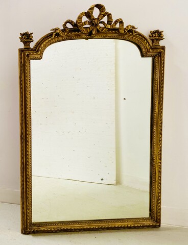 Miroir de style Louis XVI en bois et stuc doré fond miroir en sapin . XX siècle.