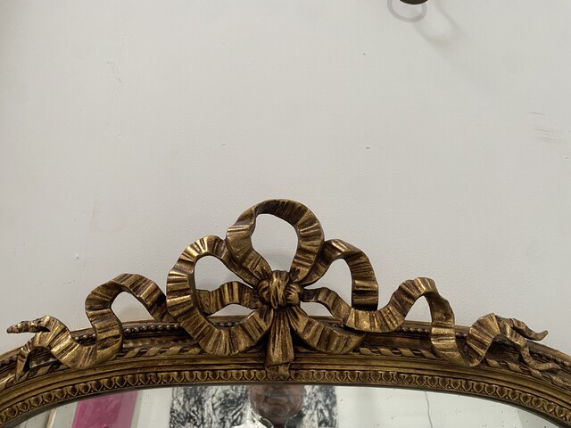 Miroir de style Louis XVI en bois et stuc doré fond miroir en sapin . XX siècle.