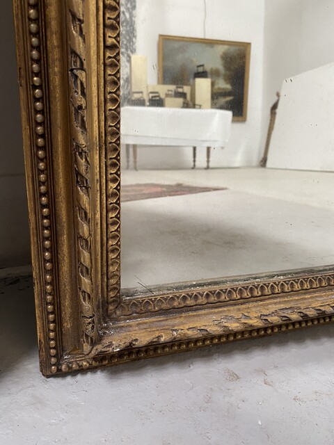 Miroir de style Louis XVI en bois et stuc doré fond miroir en sapin . XX siècle.